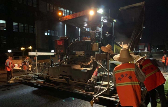 爭(zhēng)分奪秒，挑燈夜戰(zhàn)趕工期