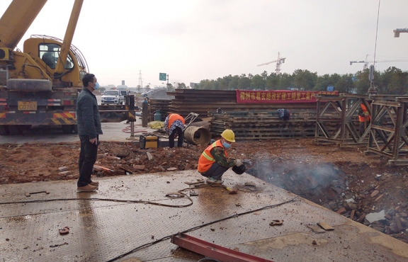 嚴(yán)抓復(fù)工后的疫情防控工作。圖為2020年2月24日樟樹(shù)葛玄路臺(tái)埠中橋便道鋼便橋施工現(xiàn)場(chǎng)